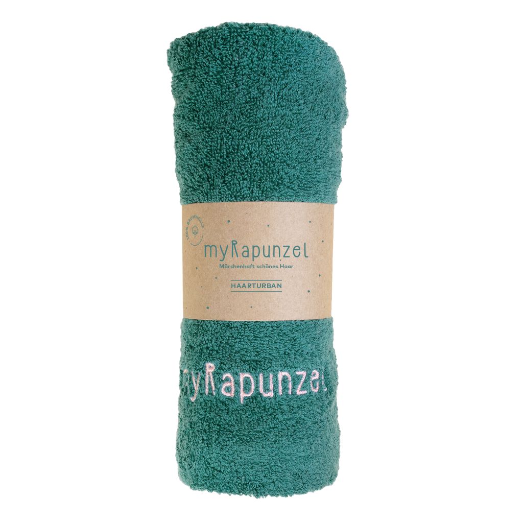 Grüner Haarturban, gerollt und mit Papierbanderole. Auf der Banderole steht "myRapunzel Haarturban".