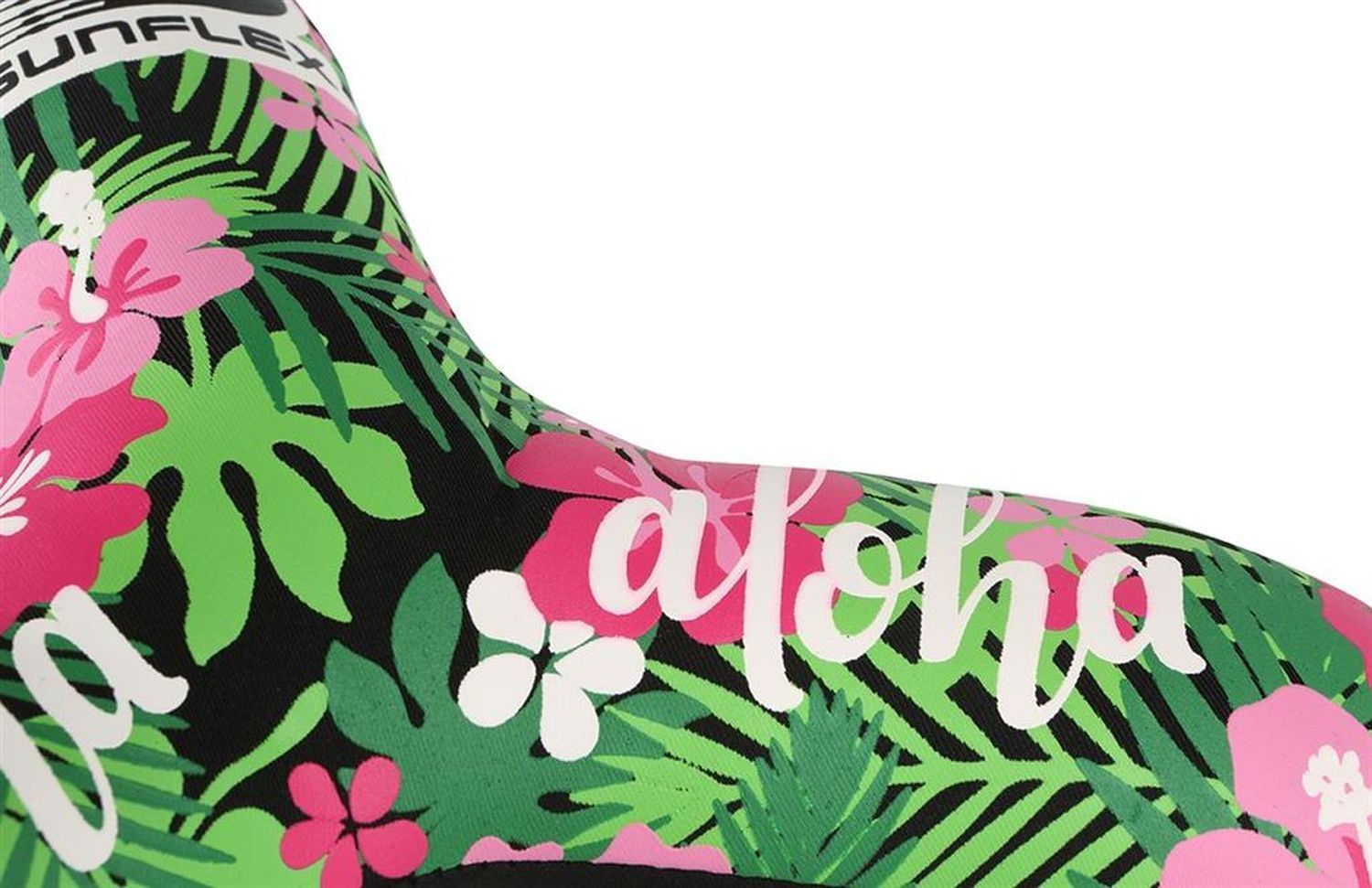 Nahaufnahme des Sunflex-Boomerangs. Detail des tropischen Blumenmusters mit rosa Hibiskusblüten und grünen Blättern. Aufschrift "Aloha".