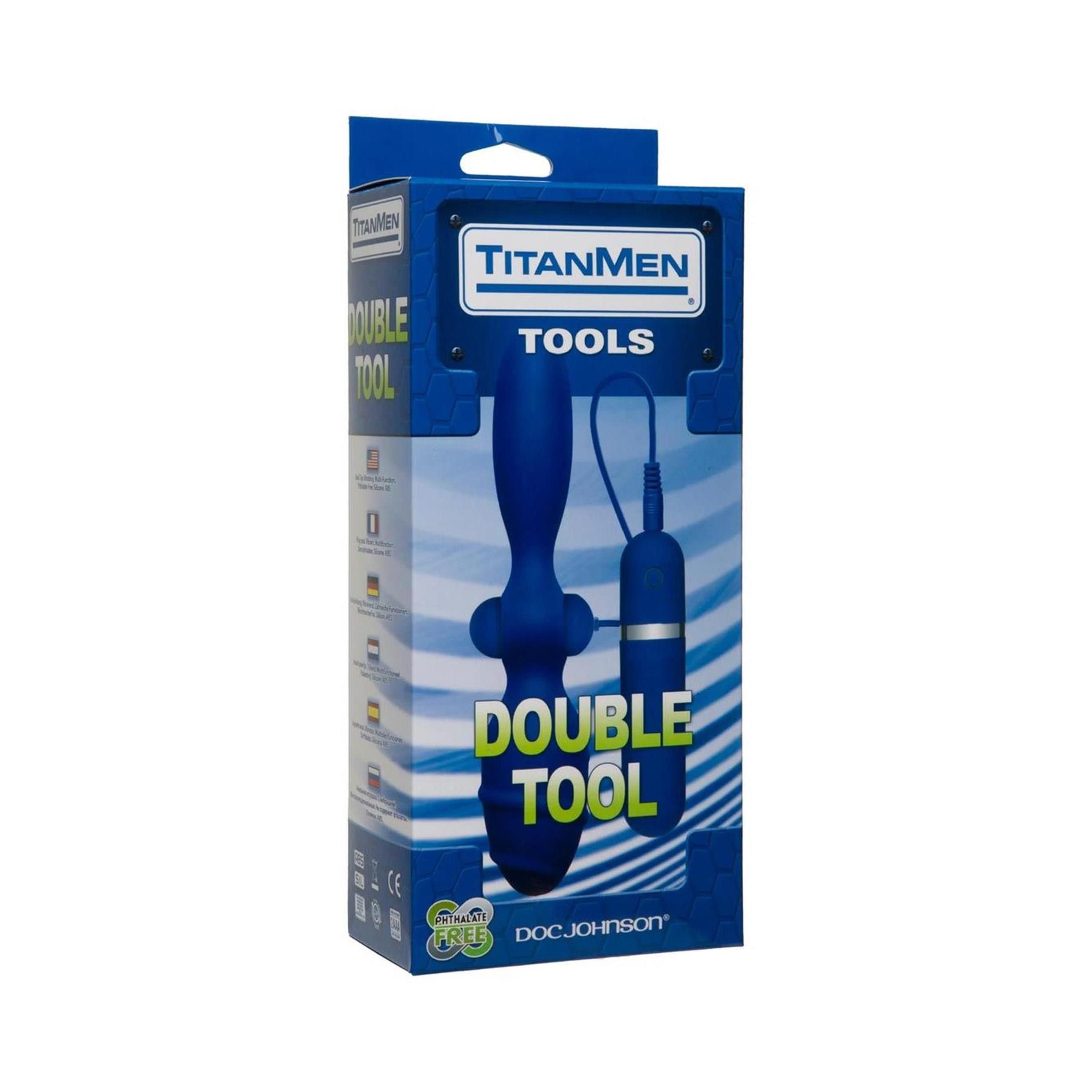 Blaues Wellness-Produkt in Verpackung. Doppel-Tool mit Logo und Text. Marke: Titanmen, Doc Johnson. Verpackung mit Produktabbildung.