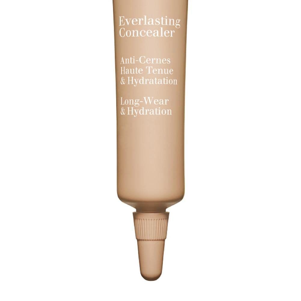 Nahaufnahme der Concealer-Tube. Text: CLARINS, Everlasting Concealer, Anti-Cernes, Haute Tenue & Hydratation, Long-Wear & Hydratation.