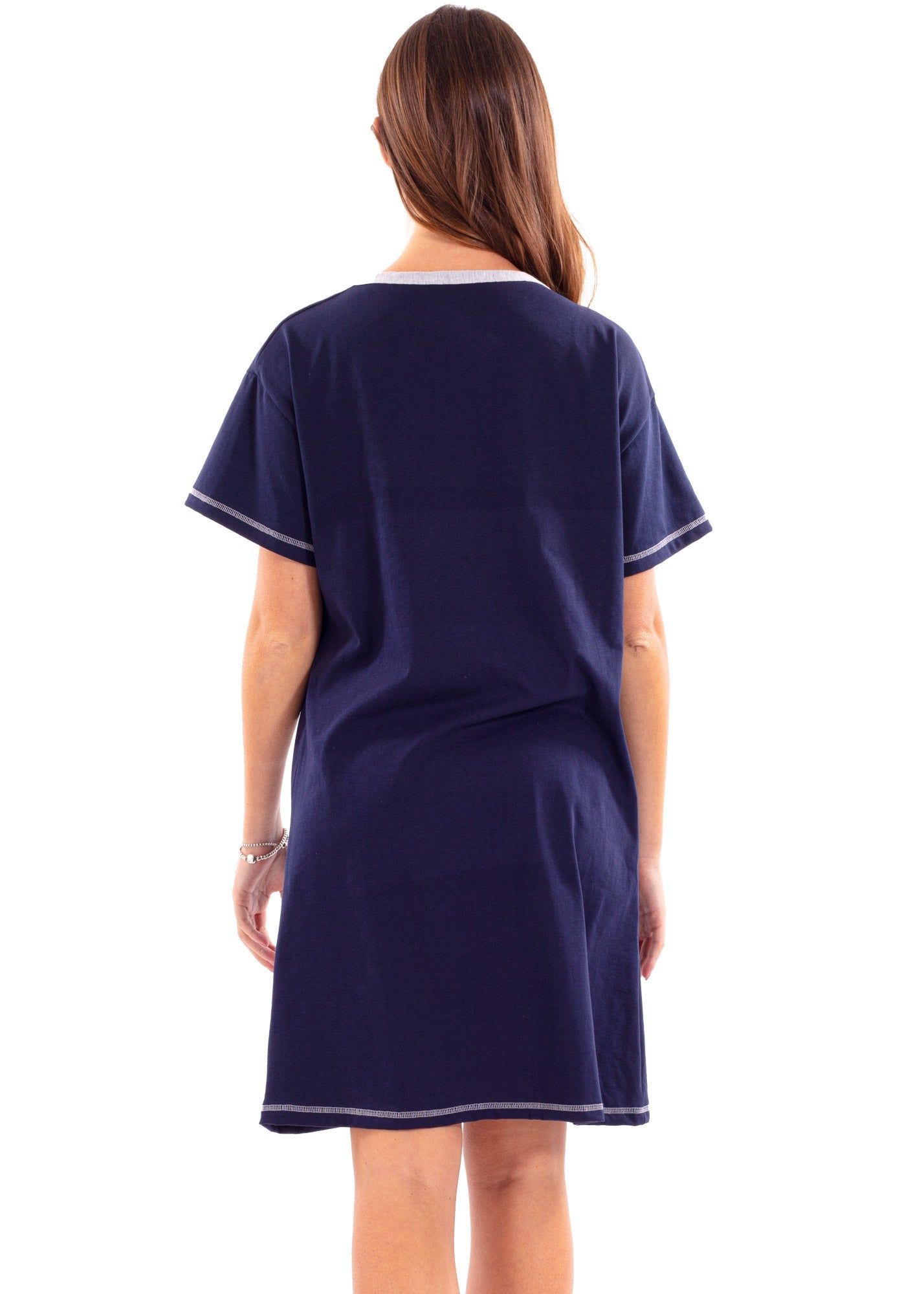 Nachthemd aus Baumwolle, marineblau mit weißem Saum und Nähten. Kurze Ärmel, V-Ausschnitt. Frau trägt das Kleidungsstück.