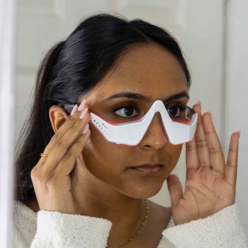 Weiße Schutzbrille mit roten Akzenten, die eine Frau trägt.