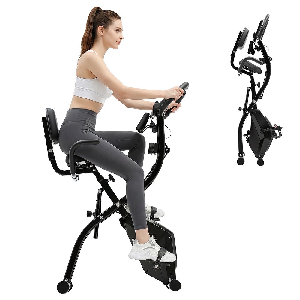 Frau auf schwarzem Heimtrainer. Schwarzer Heimtrainer mit Sitz und Griffen.