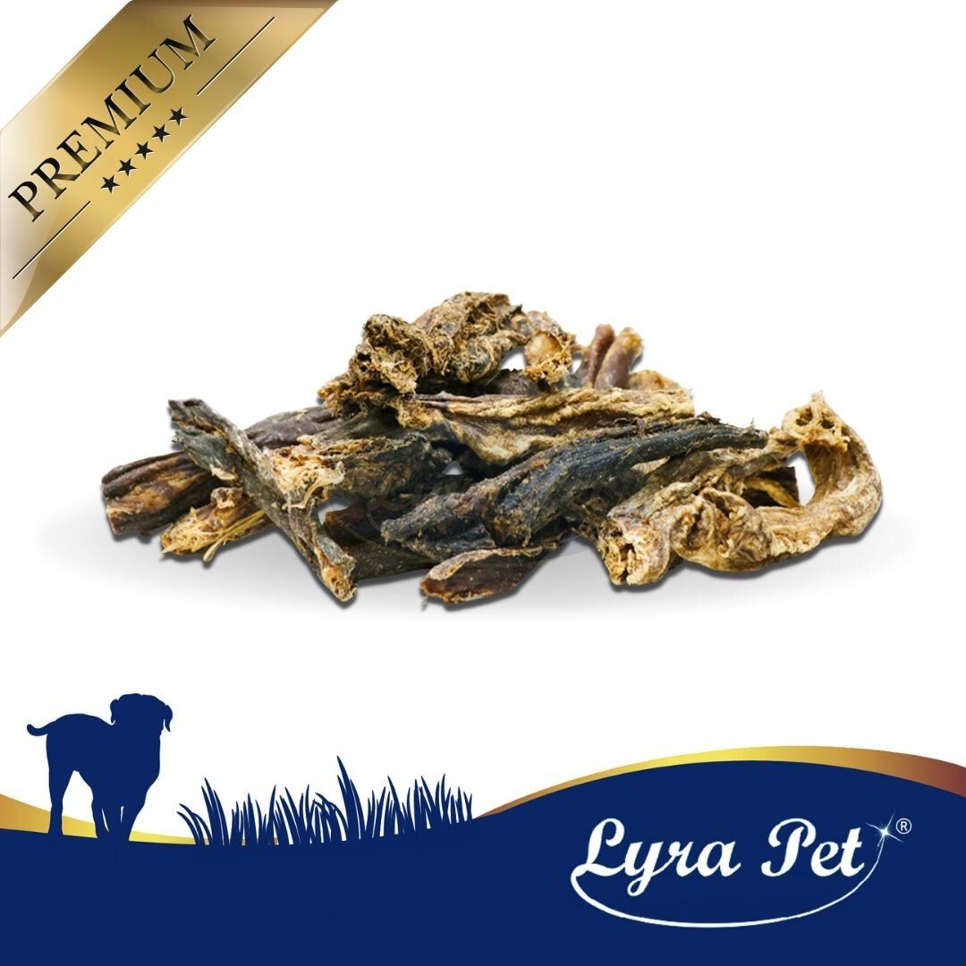 Haufen Rinderdörrfleisch. Goldfarbenes Premium-Banner. Lyra Pet Logo unten rechts.