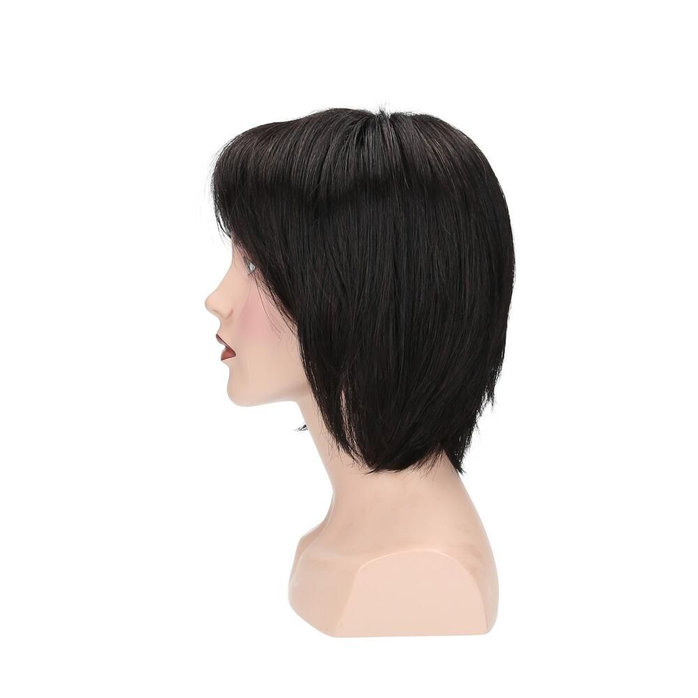 Dunkelbraune Perücke auf einem Schaufensterkopf. Seitenansicht. Kurze, glatte Haare.