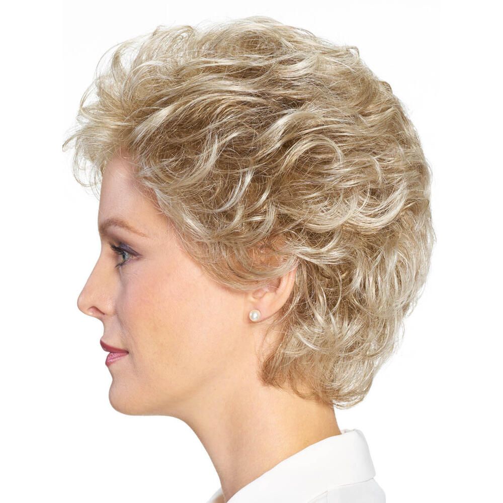 Blond gelockte Perücke. Seitenansicht einer Frau mit Perücke. Kurze, lockige Frisur. Helle Haarfarbe.
