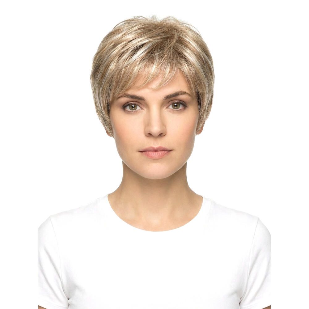 Kurzhaarperücke in Blondtönen. Frontale Ansicht einer Frau mit der Perücke. Sie trägt ein weißes T-Shirt.