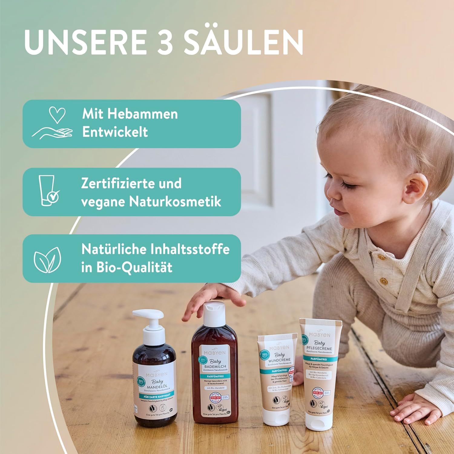 Ein Baby zeigt auf Produkte. Drei Produkte: eine Flasche, eine Flasche und zwei Tuben MABYEN Baby Pflegecreme. Aufschrift: Baby Pflegecreme.