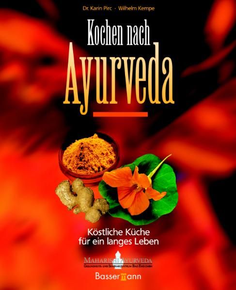 Buchcover: Kochen nach Ayurveda. Titel in Großbuchstaben. Zutaten wie Ingwer, Blüte und Gewürz in Schale. Autoren: Dr. Karin Pirc, Wilhelm Kempe.