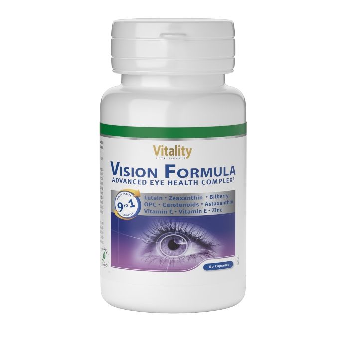 Weiße Flasche mit grünem Band und Aufschrift Vision Formula. Enthält Kapseln. Aufschrift: Lutein, Zeaxanthin, Bilberry, OPC, Carotinoide, Astaxanthin, Vitamin C, E, Zink.