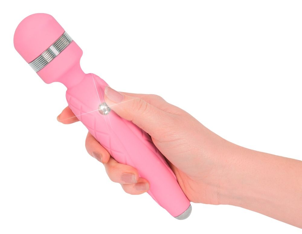 Pinkfarbener Massage-Vibrator in einer Hand gehalten. Zylindrischer Kopf, länglicher Griff mit Muster und Knopf.