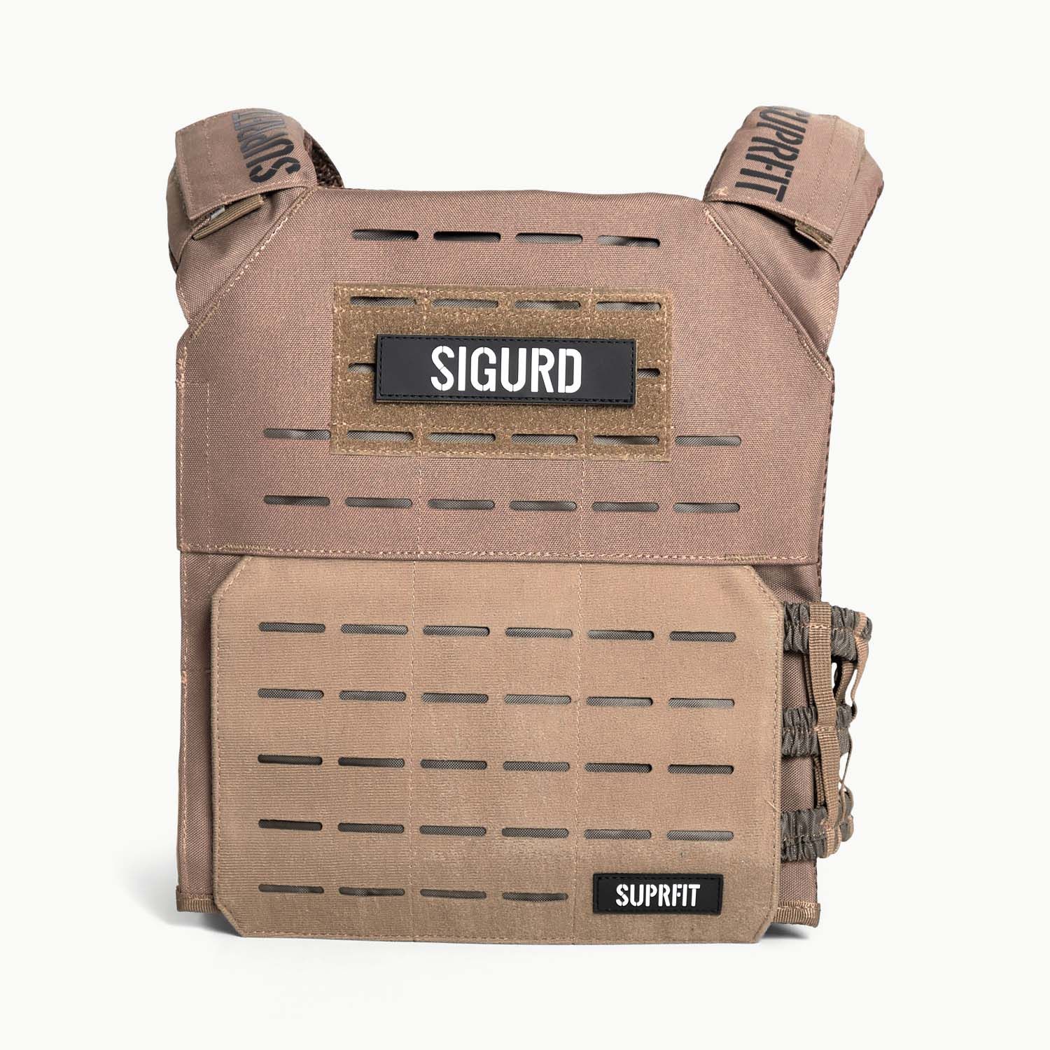 Braune Gewichtsweste mit „SIGURD“-Patch. Marke SUPRFIT. Seitliche Gurte und Schulterpolster mit Schlitzen.