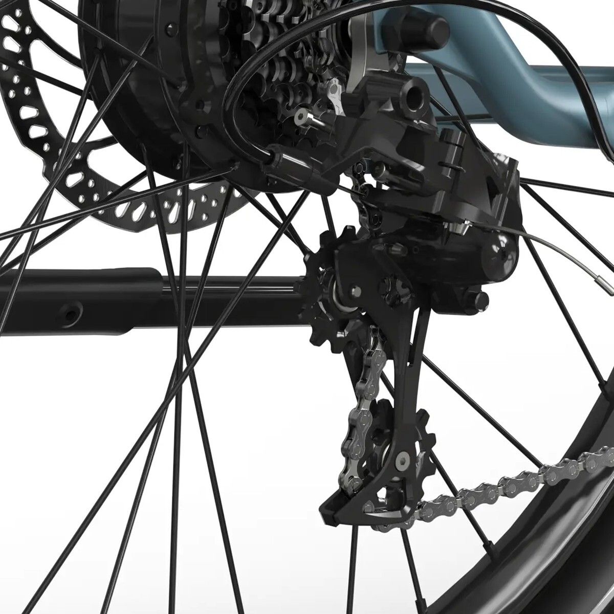 Nahaufnahme des Hinterrads eines E-Bikes. Schwarze Zahnräder, Kette und Bremsscheibe.