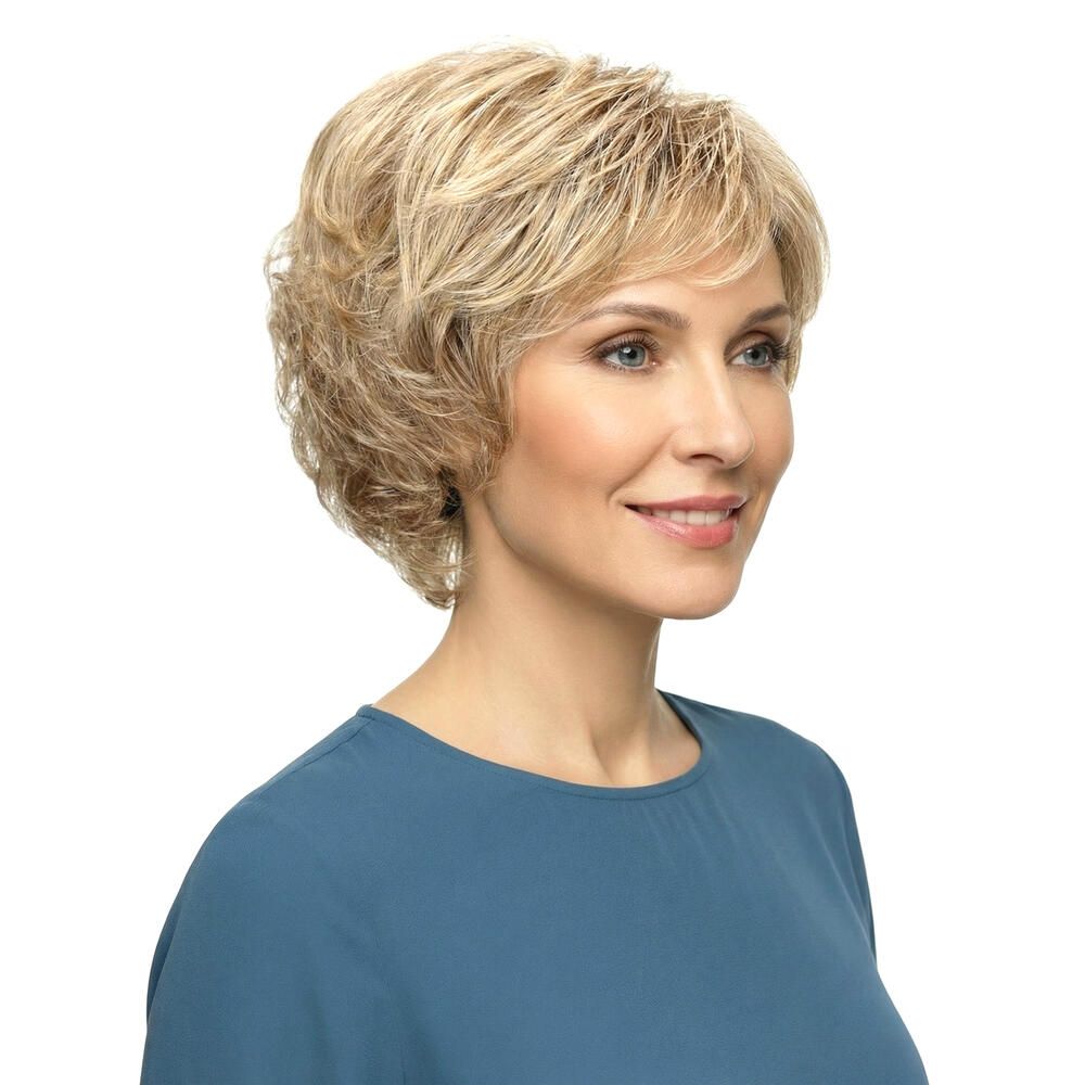 Blonde Kurzhaarperücke. Frau mit blauem Oberteil. Dreiviertelansicht.