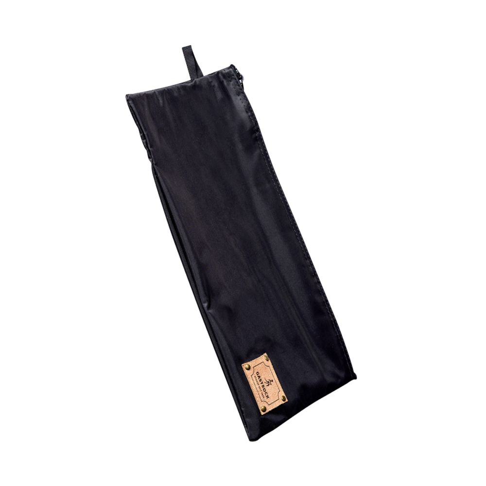 Schwarze Stofftasche mit Trageschlaufe. Kleines, rechteckiges Etikett mit Logo. Für Gehstock.