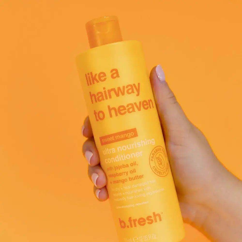 Gelbe Flasche "Like a Hairway to Heaven" in Hand gehalten. "Ultra nourishing conditioner" mit Jojobaöl, Himbeeröl und Mangobutter. Marke: b.fresh.