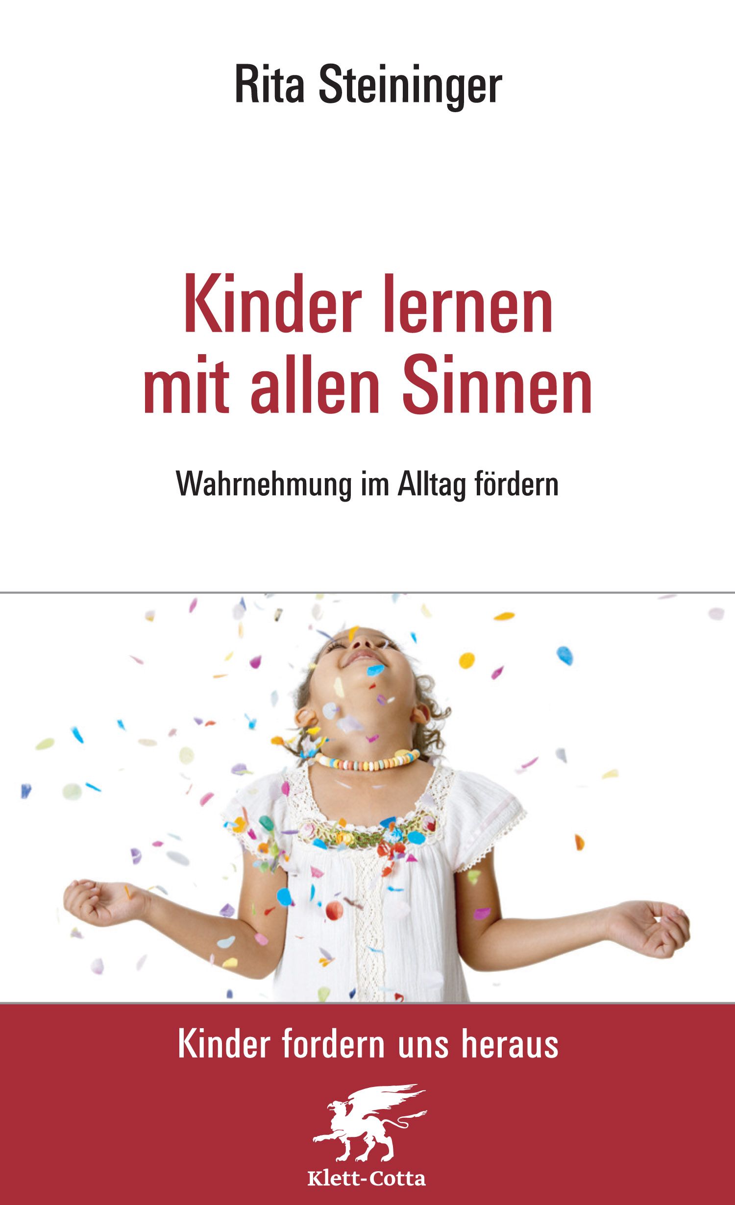 Buchcover: "Kinder lernen mit allen Sinnen". Titel in Rot. Autorin: Rita Steininger. Kind mit Konfetti. Verlag: Klett-Cotta.