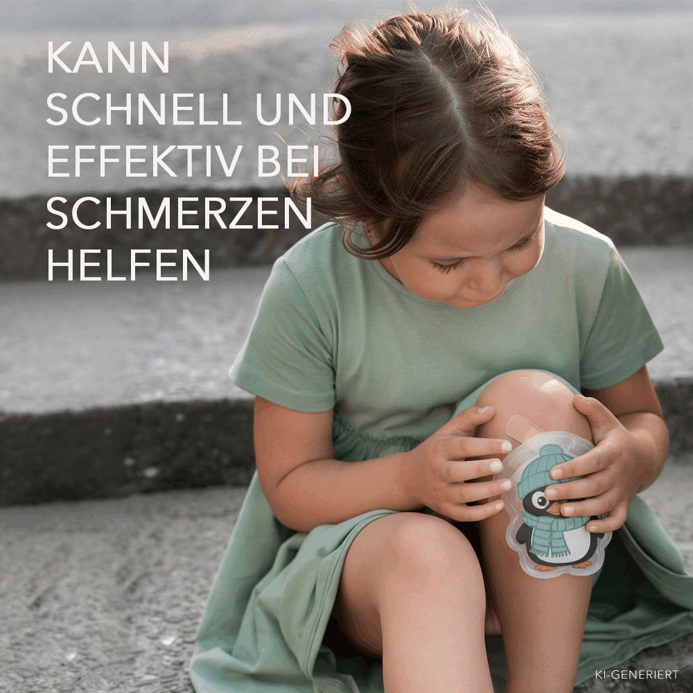 Kind mit einem Pflaster in Form eines Pinguins auf dem Knie.
