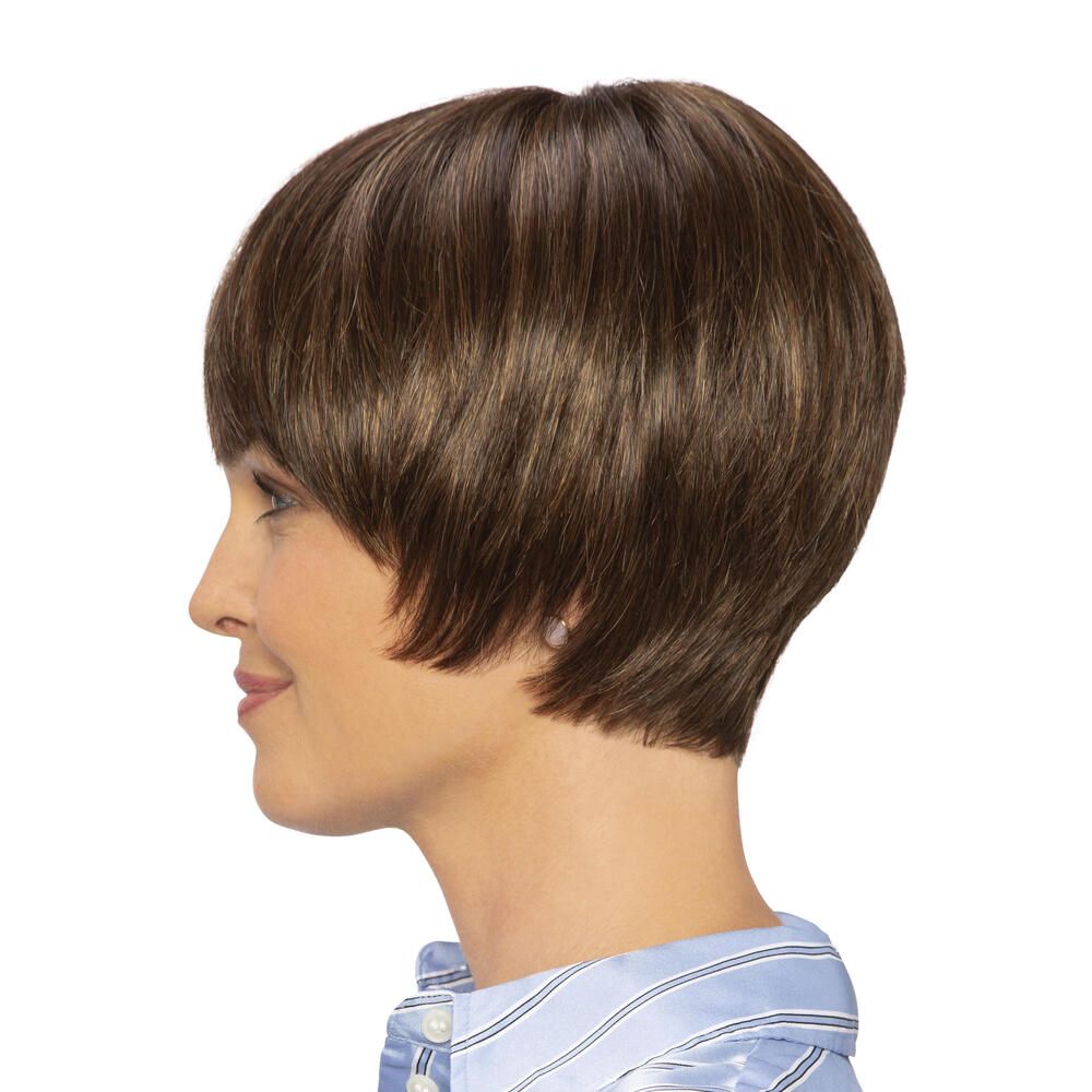 Kurzhaarperücke in Braun mit Pony. Gezeigt an einer Frau. Seitenansicht.
