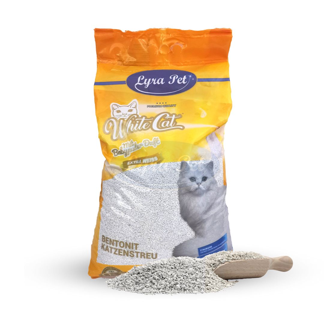 Beutel Katzenstreu mit Babypuderduft. Marke Lyra Pet. Weißes Bentonit-Katzenstreu. Abbildung einer Katze. Mit Holzschaufel.