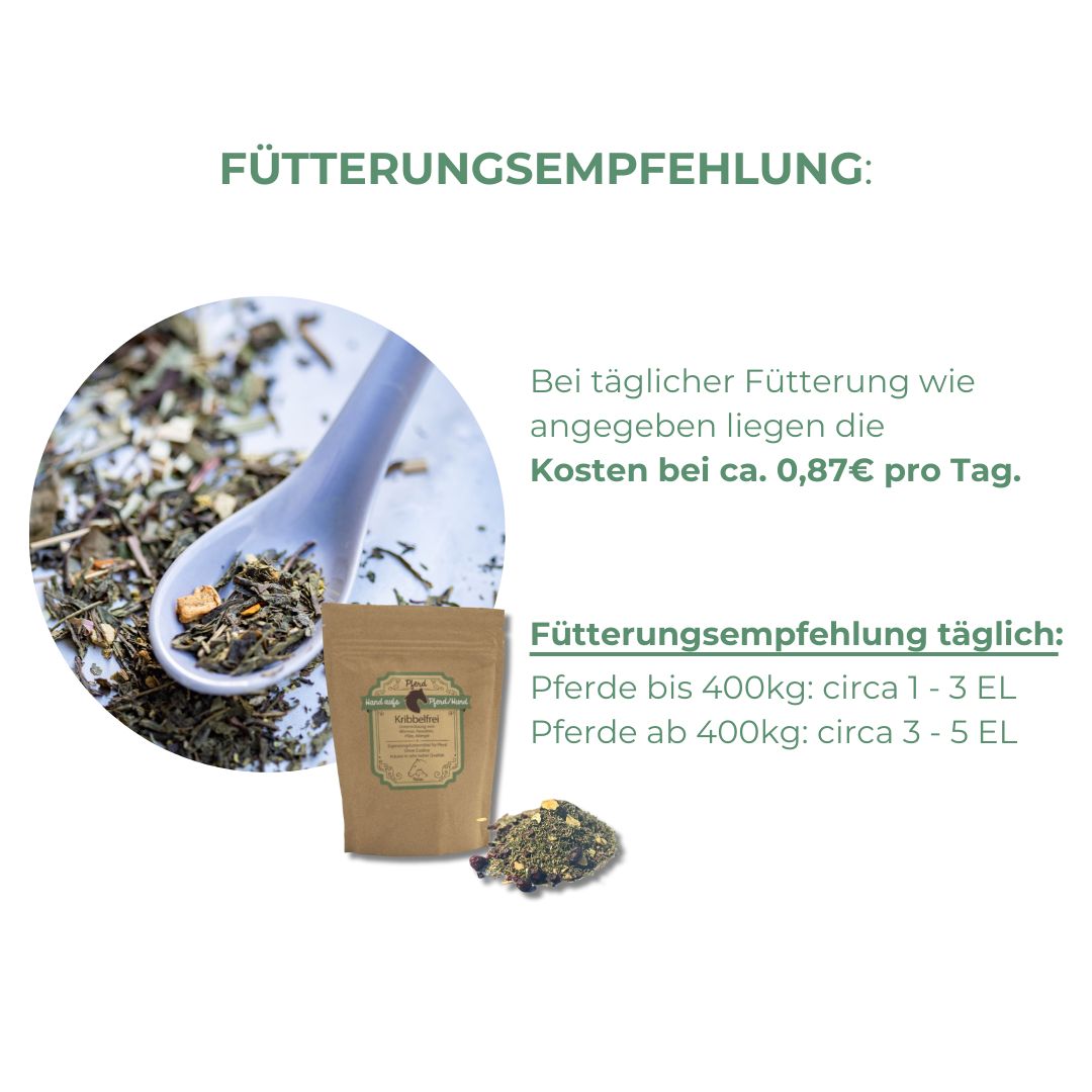 Braune Tüte mit Etikett, Kräutermischung daneben. Löffel mit Kräutern. Text: Fütterungsempfehlung. Text: Fütterungsempfehlung täglich: Pferde bis 400kg: circa 1-3 EL.