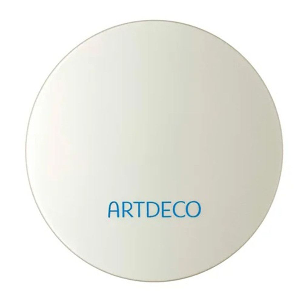 Runde, weiße Puderdose mit blauem ARTDECO-Schriftzug.