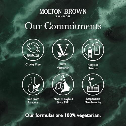 Sechs Kreissymbole auf grünem Hintergrund. Logos für Cruelty Free, vegetarisch, recycelte Materialien, etc. Molton Brown Logo.