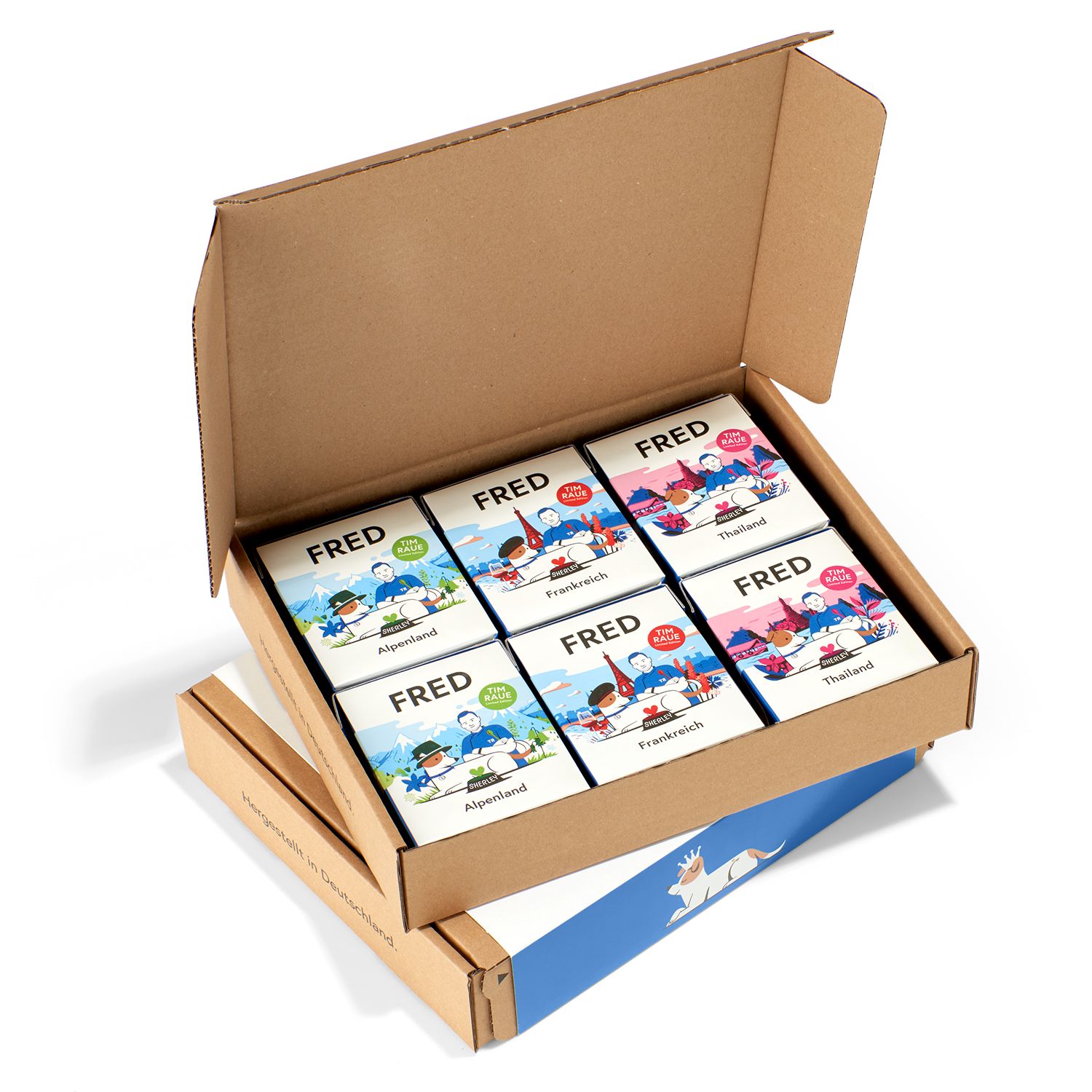 Geöffnete Versandbox mit sechs FRED-Produktverpackungen. Jede Box zeigt Illustrationen und Text. Boxen mit Länderbezeichnungen.