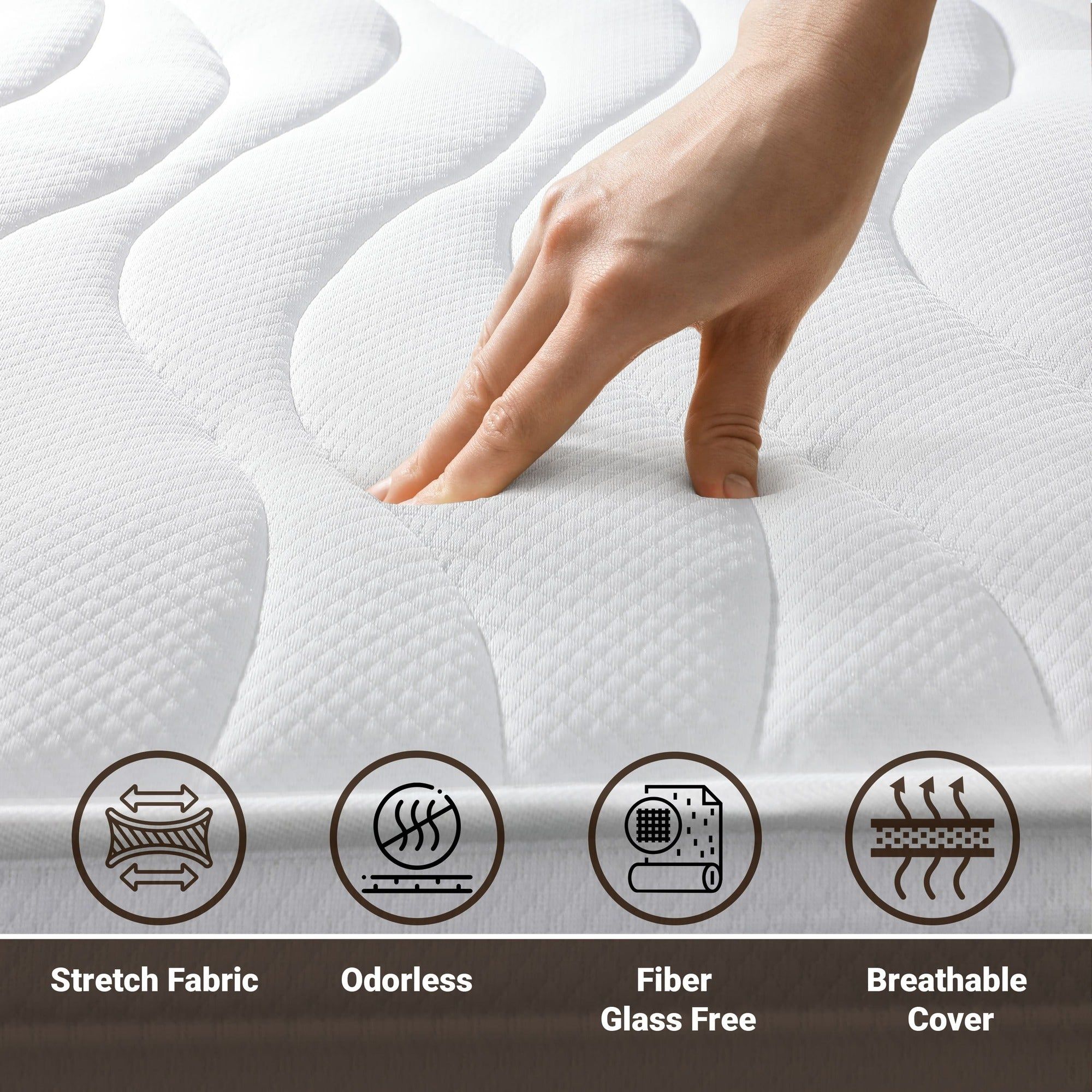 Hand drückt auf eine Matratze mit Symbolen für Stretch-Stoff, Geruchlosigkeit, Glasfaserfreiheit und atmungsaktive Hülle.