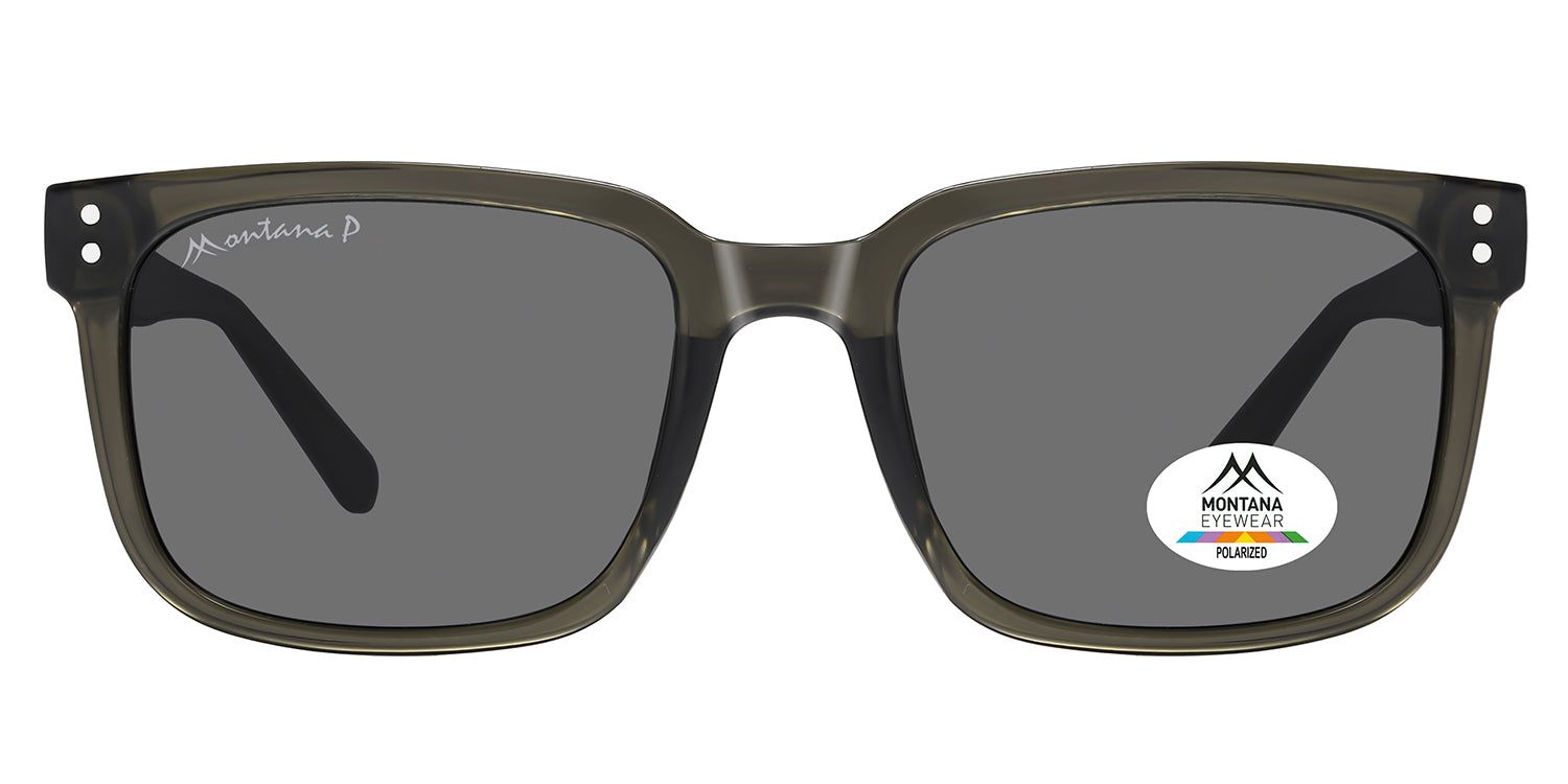Rechteckige Sonnenbrille mit grau getönten Gläsern. Rahmen in Grau-Grün. Logo und Polarisations-Aufkleber auf dem rechten Glas. Montana Eyewear.