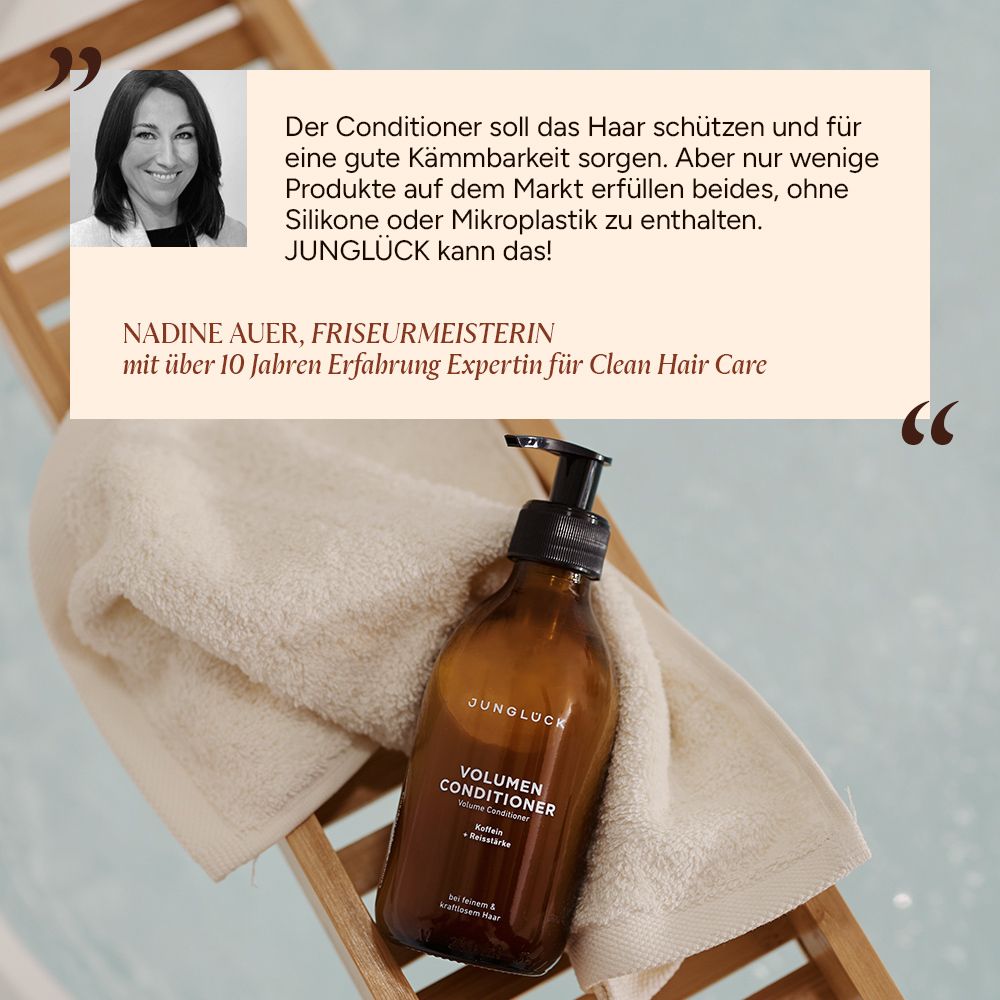 Braune Flasche mit schwarzem Pumpkopf auf einem Holzgestell mit Handtuch. Zitat von Nadine Auer, Friseurmeisterin.
