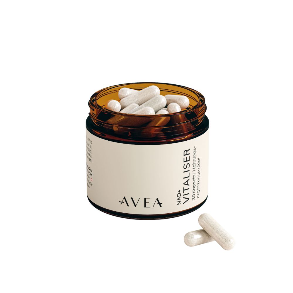 Braune Glasdose mit weißen Kapseln. Aufkleber mit AVEA-Logo und Produktbezeichnung. Zwei Kapseln liegen daneben.