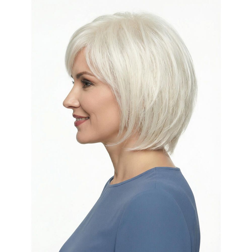Kurzhaarperücke, hellblond. Frau mit blauem Oberteil. Seitenansicht.