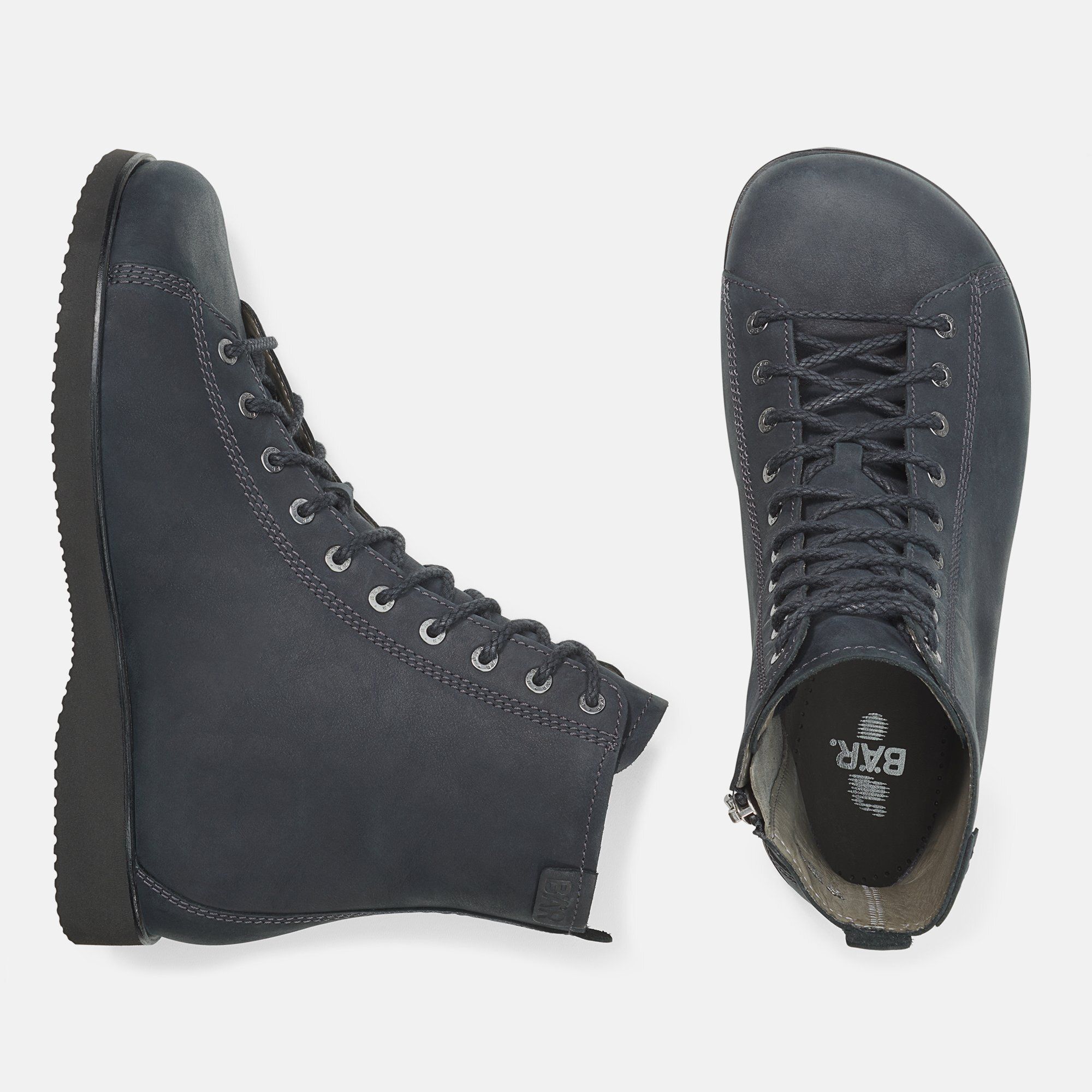 Stiefeletten mit Schnürung und flacher Sohle. Reißverschluss und Logo im Inneren. Hellere Schnürsenkelösen.