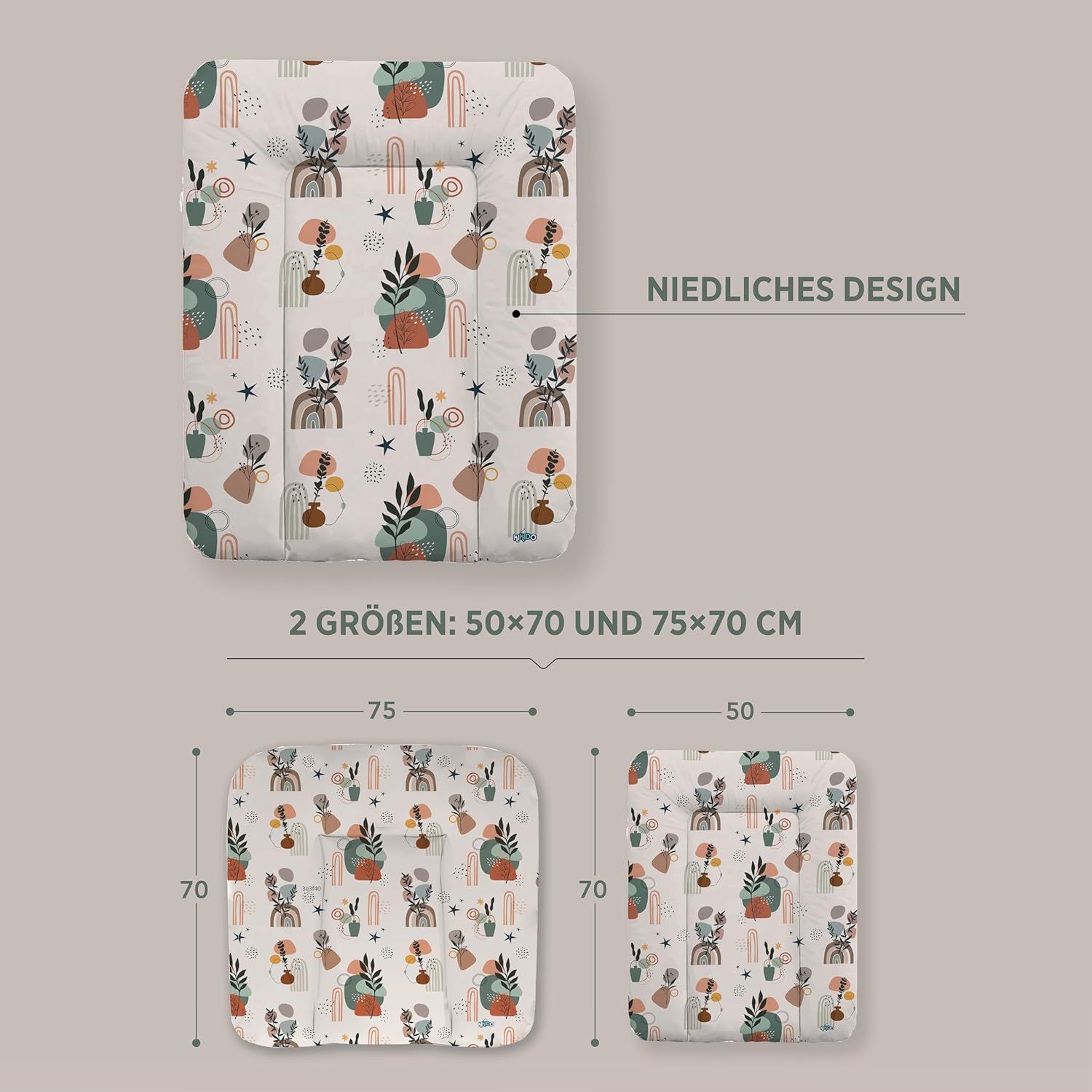 Zwei Wickelauflagen mit Muster, Größenangaben: 50x70 und 75x70 cm. Beige Hintergrund.