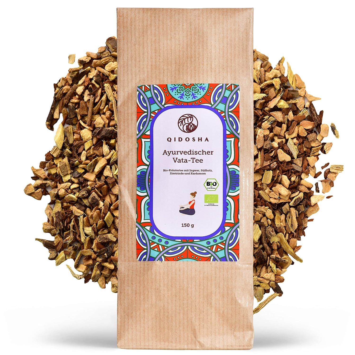 Braune Papiertüte mit Etikett, umgeben von Kräutern. Aufschrift: QIDOSHA Ayurvedischer Vata-Tee. Bio-Siegel.