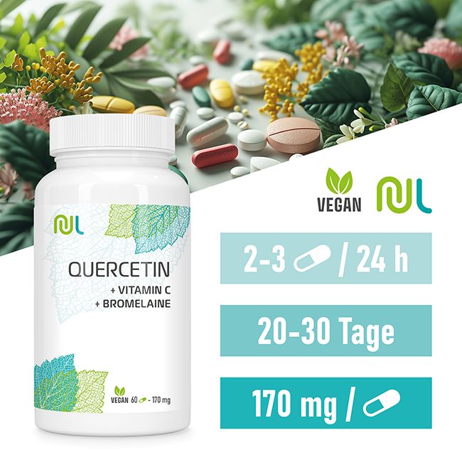 Weiße Flasche "QUERCETIN + VITAMIN C + BROMELAINE". Grün-blaue Blätter. Vegan-Logo. Dosierungsangaben: 2-3 Kapseln/24h, 20-30 Tage, 170 mg/Kapsel.