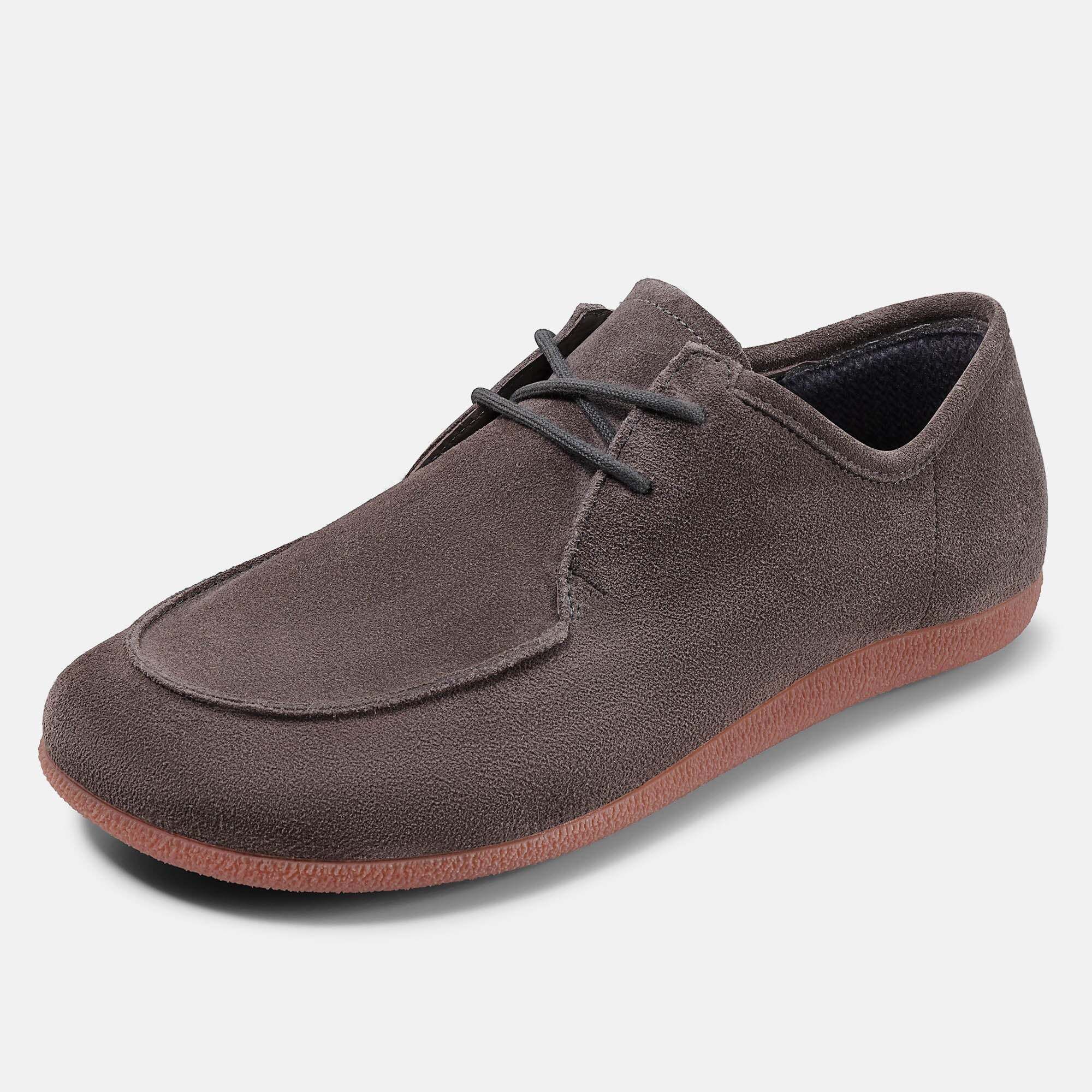Brauner Wildleder-Halbschuh mit Schnürung und Gummisohle.