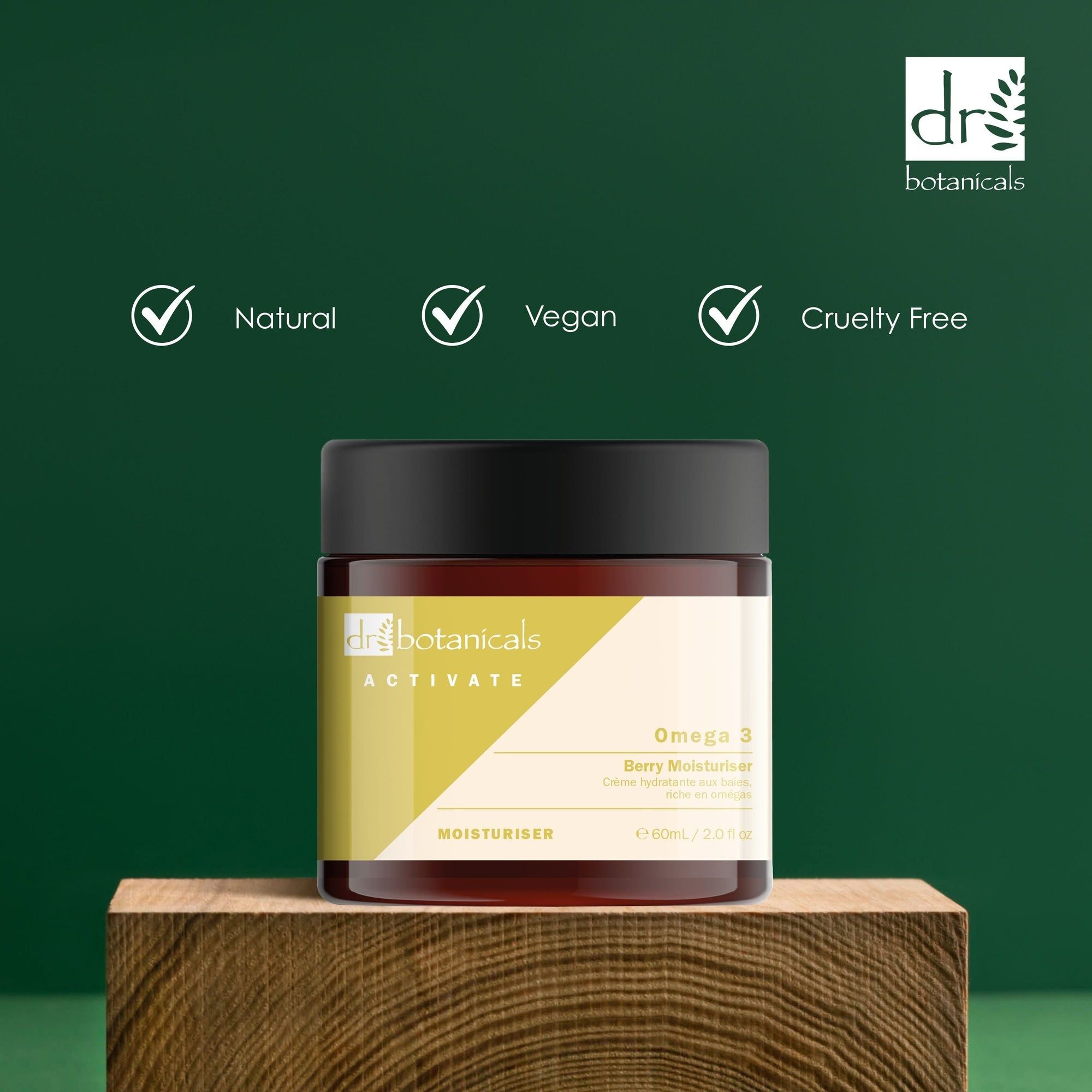 Cremebehälter auf Holzblock. Logos: Natural, Vegan, Cruelty Free. Dr Botanicals. Omega 3 Berry Moisturiser.
