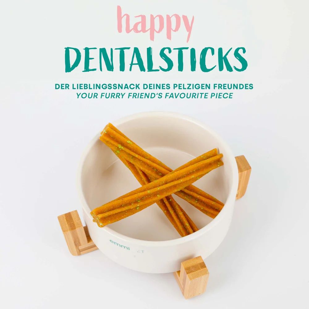 Drei gelb-braune Sticks in einer weißen Schale mit Holzfüßen.