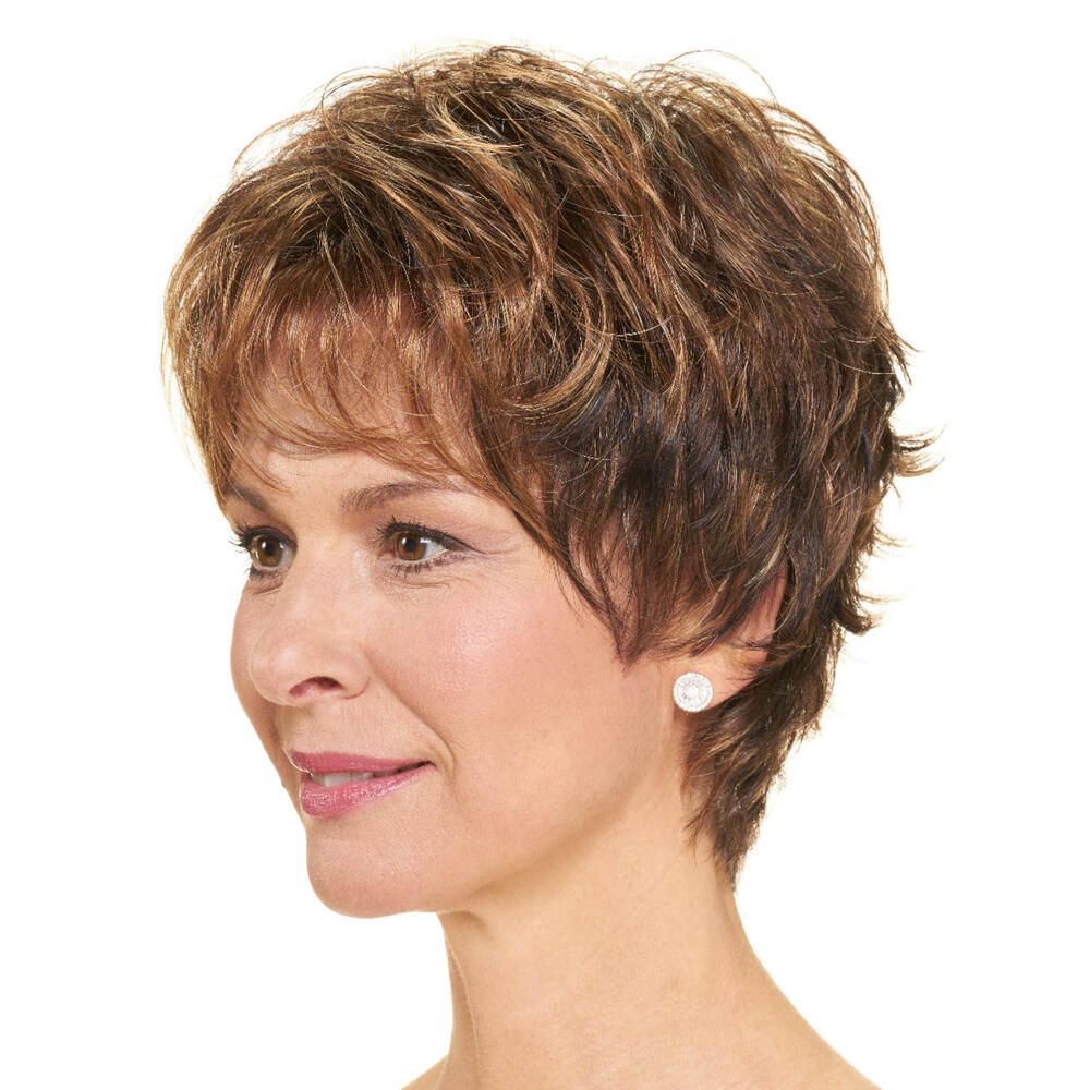 Kurzhaarperücke mit braunen und blonden Strähnen. Seitenansicht einer Frau.