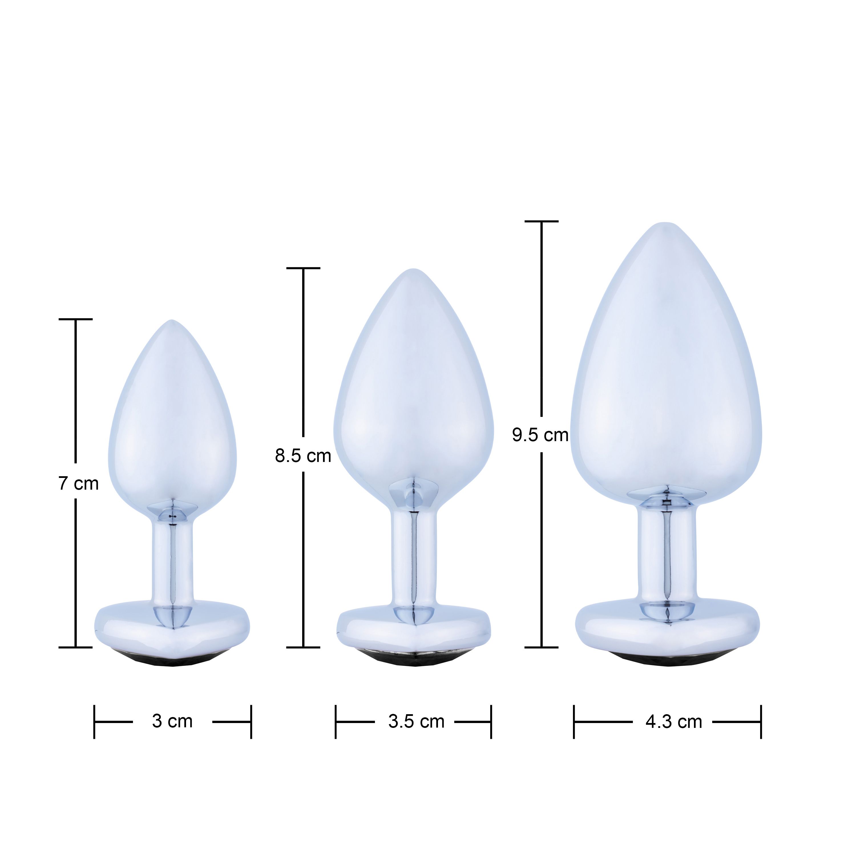 Drei metallische Anal-Plugs mit Größenangaben. Unterschiedliche Größen, glänzende Oberfläche.
