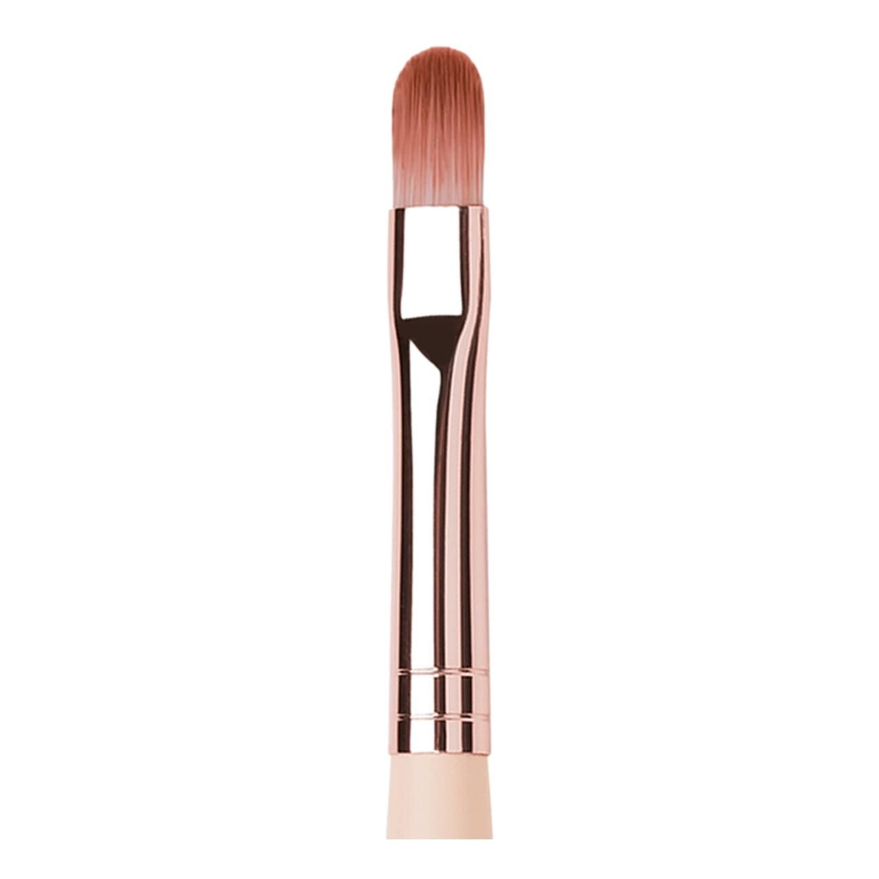 Nahaufnahme eines Lippenpinsels mit hellem Holzgriff, Metallzwinge und flachem, ovalem Pinselkopf.