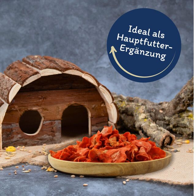 Getrocknete Karotten in einer Holzschale. Text: Ideal als Hauptfutter-Ergänzung.
