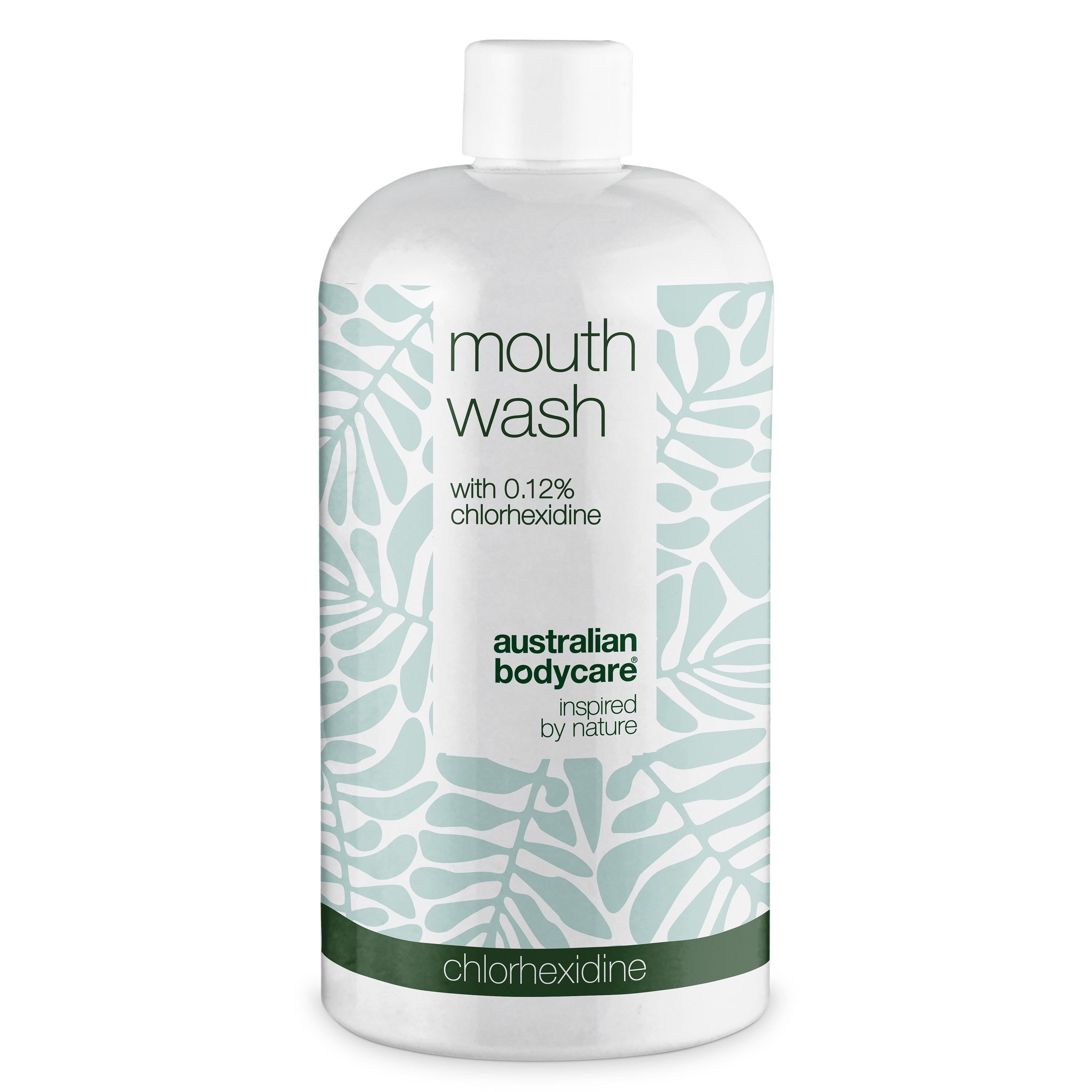 Weiße Flasche mit Mundspülung. Aufschrift: mouth wash, 0,12% Chlorhexidin. Marke: Australian Bodycare.
