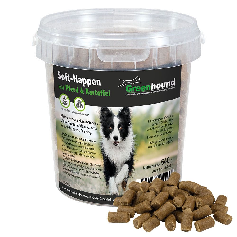Transparenter Eimer mit Aufschrift 'Soft-Happen mit Pferd & Kartoffel'. Hundefutter-Stückchen liegen daneben. Logo: Greenhound.