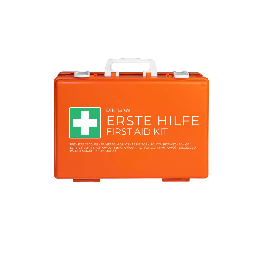 Geschlossener, orangefarbener Erste Hilfe Koffer mit weißem Griff. DIN 13169. Aufschrift: Erste Hilfe First Aid Kit.