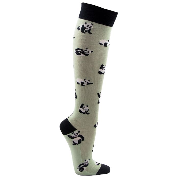 Kniestrümpfe mit Pandamuster. Hellgrüner Stoff mit schwarzen und weißen Pandabären. Schwarzer Bund, Ferse und Zehen.