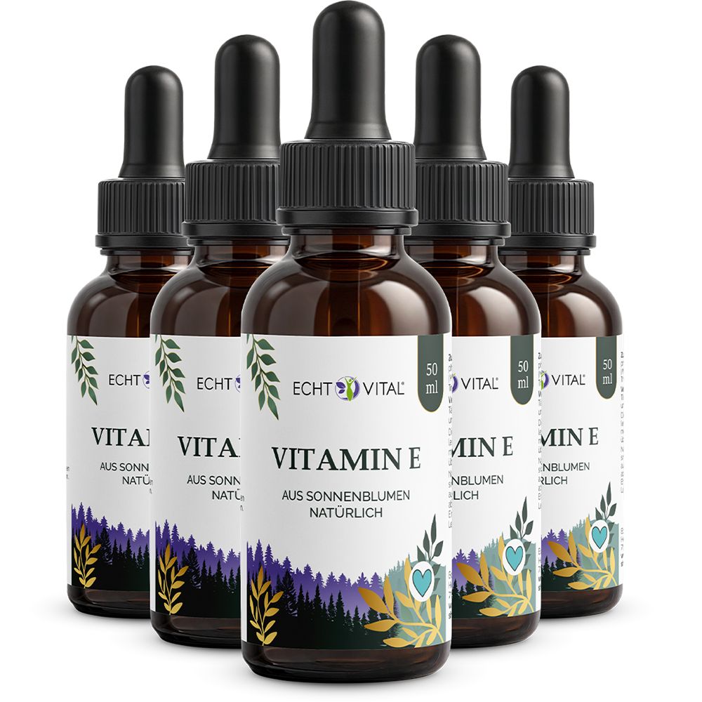 Fünf braune Glasflaschen mit Pipettenverschluss, gefüllt mit Vitamin E Tropfen.