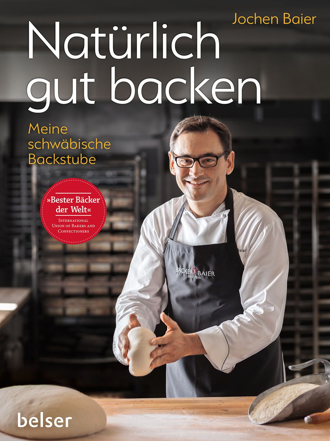 Buchcover: "Natürlich gut backen". Autor Jochen Baier. Mann hält Teig. Auszeichnung "Bester Bäcker der Welt". Verlag belser.